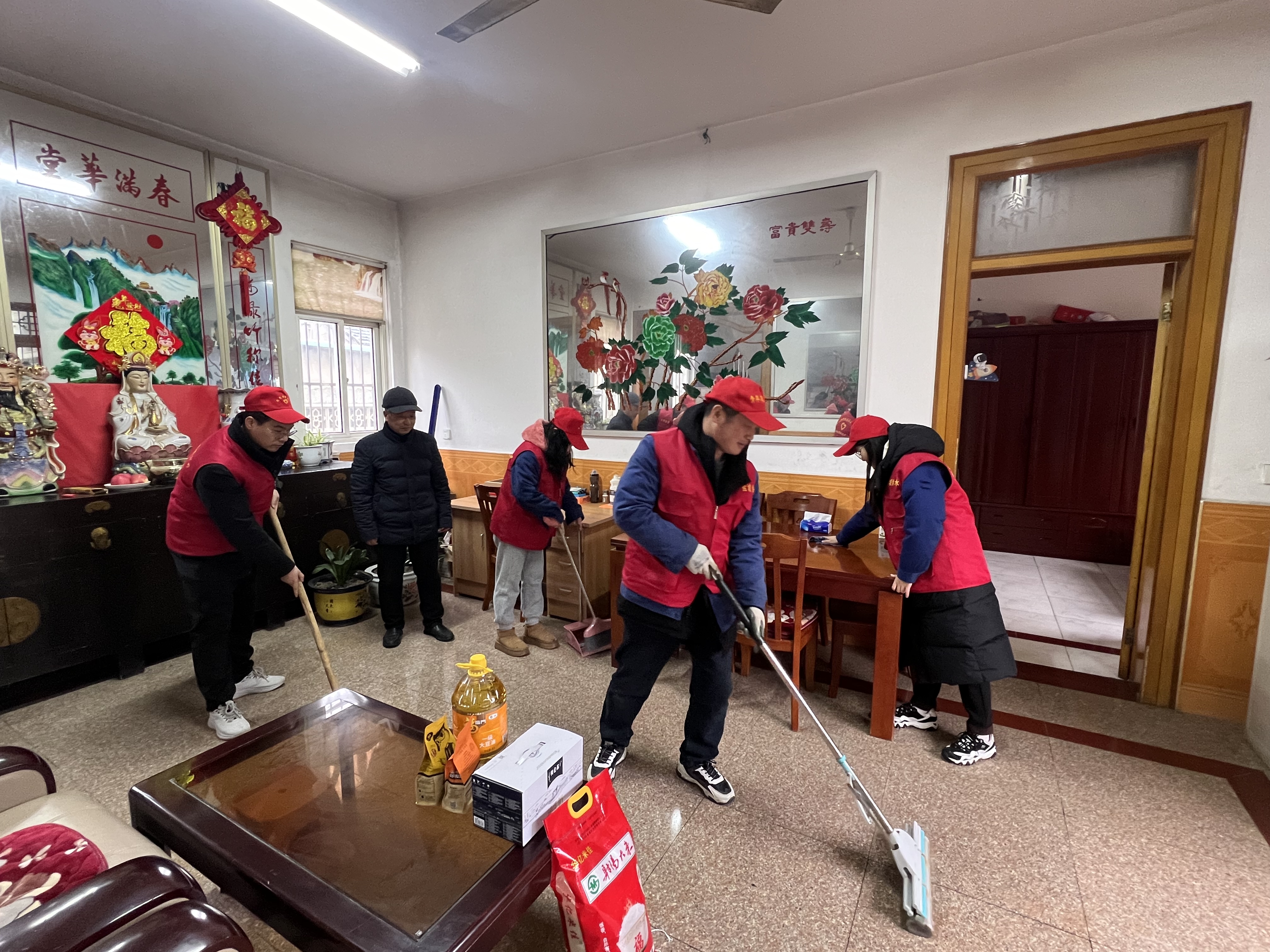 志愿者们帮助空巢老人打扫卫生.jpg